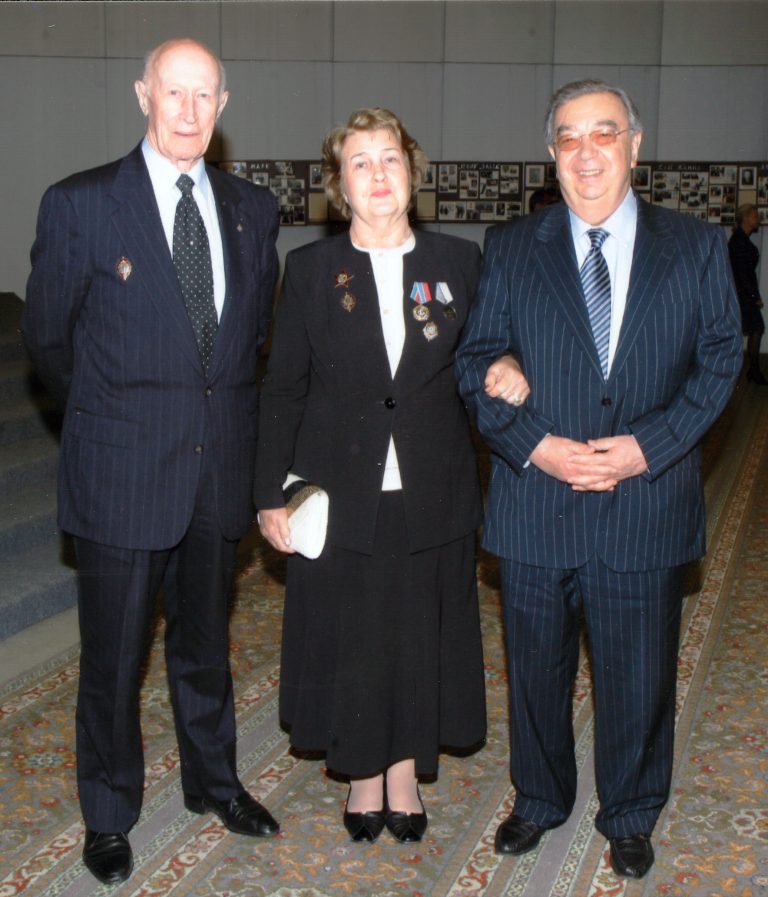 Людмила Нуйкина с Евгением Примаковым, директором СВР (1991-1996 г.г.) и генерал-майором Юрием Дроздовым