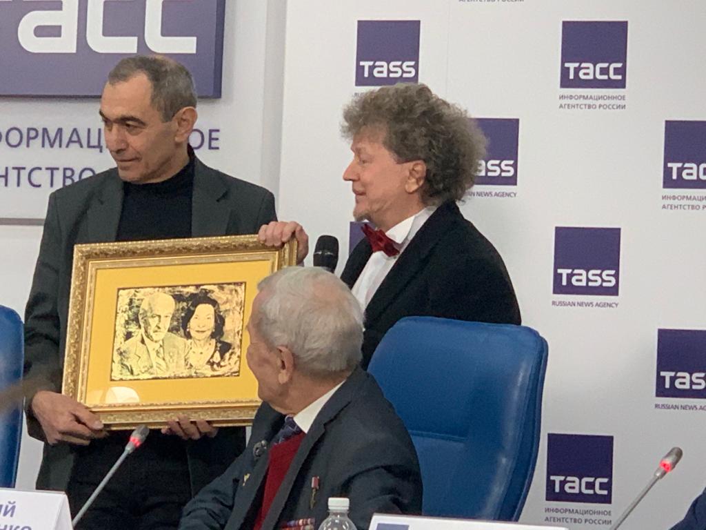 Автору книги Хачику Хутлубяну вручили написанный золотом портрет супругов Вартанян, а он передал его музею школы.
