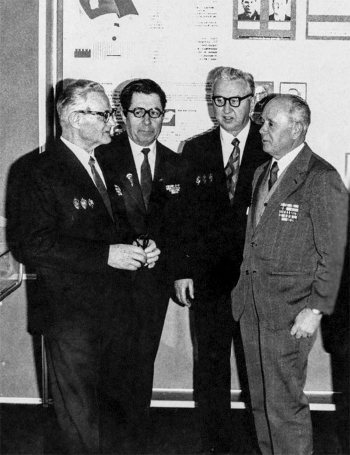 Будущие Герои России, атомные разведчики в Музее Славы СВР у стенда, им посвященного: Леонид Квасников, Анатолий Яцков, Александр Феклисов, Владимир Барковский. Фото: Из книги Николая Долгополова 